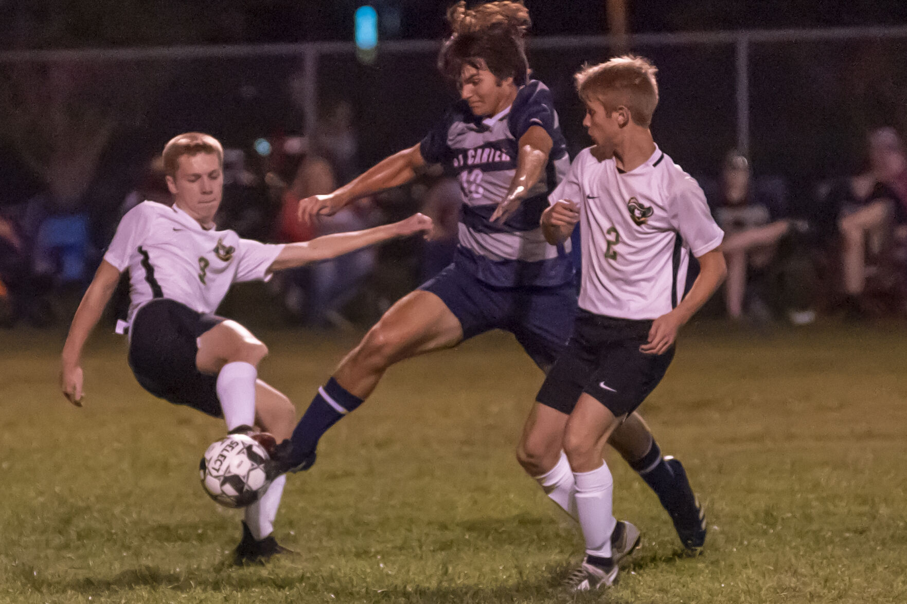Ben Porter battles for the ball between 2 Greenup Defenders.JPG